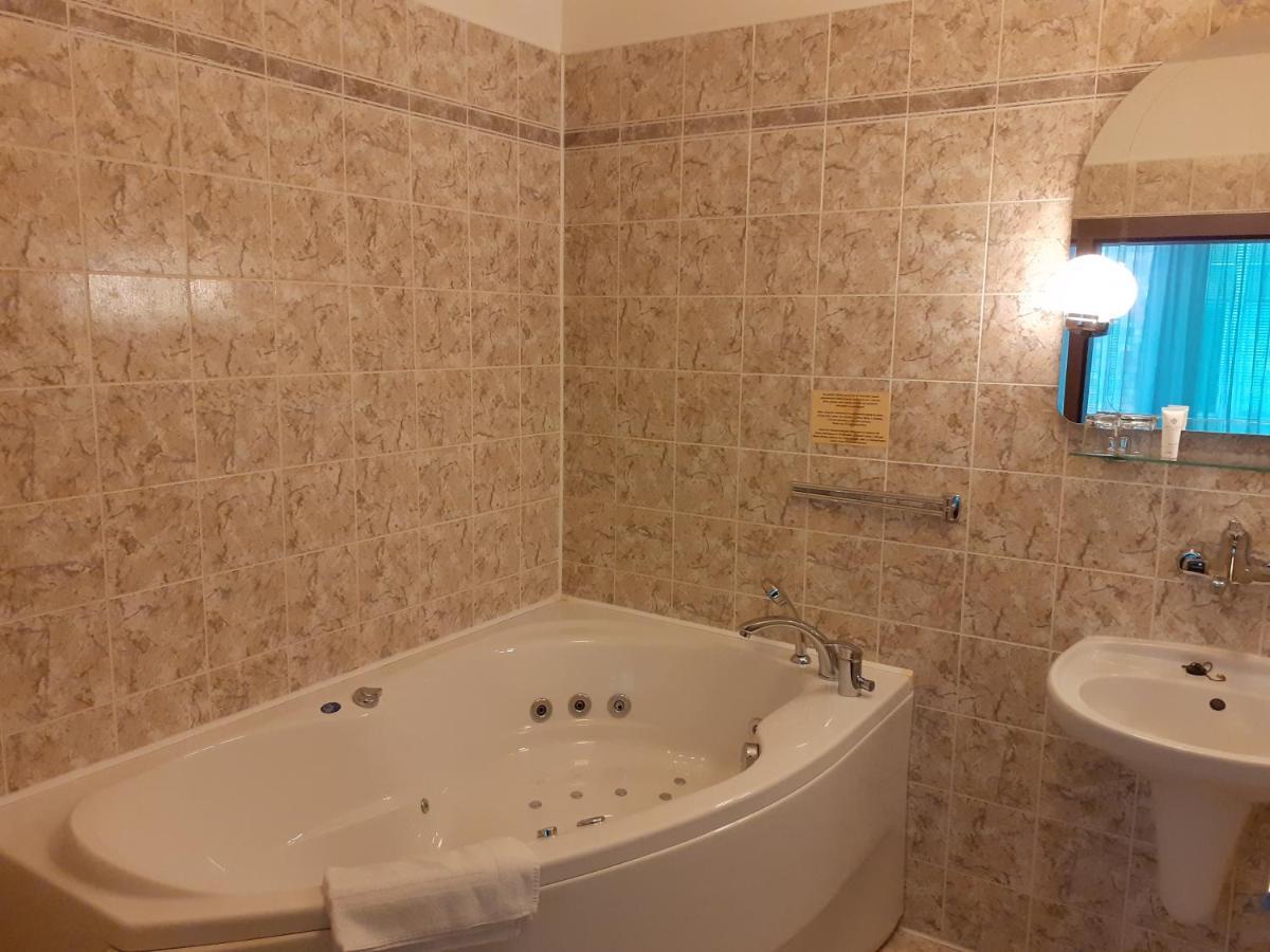 Hotel Uno Ústí nad Orlicí Esterno foto