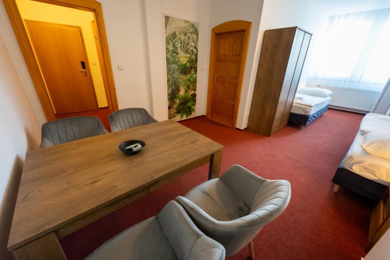 Hotel Uno Ústí nad Orlicí Esterno foto